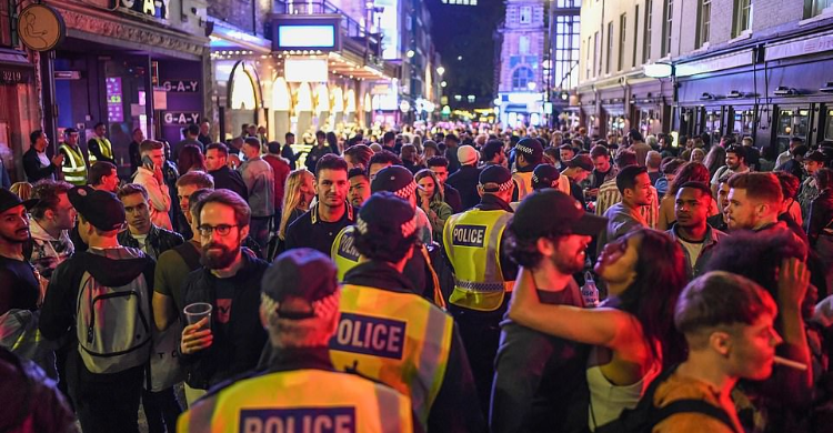 Duh! Hari Pertama Buka, Pub dan Bar Penuh Sesak, Social Distancing Di Inggris Sudah Nggak Berlaku