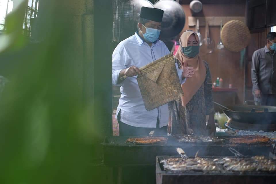Dikunjungi Alfedri, Neti: Saya Kagum Lihat Beliau, Saya Do'akan Kembali Jadi Bupati Siak