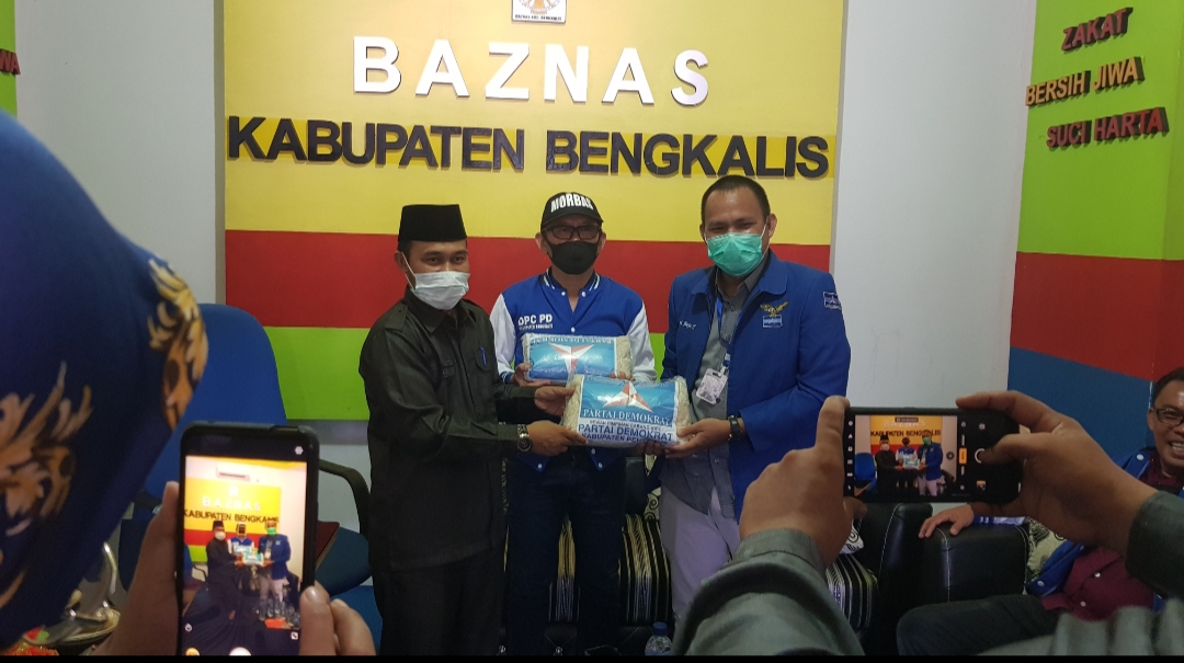 Gandeng Baznas, Demokrat Kabupaten Bengkalis Peduli Penanggulangan Covid -19 Salurkan 3 Ton Beras