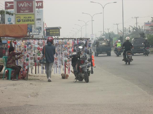 Berkah Kabut Asap Bagi Penjual Masker di Pekanbaru, Omset Perhari Capai Rp1 Juta