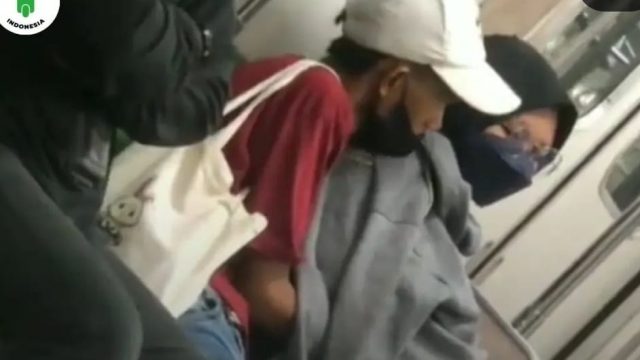 Viral Pasangan Mesum di KRL, Komentar Netizen Bikin Ngakak