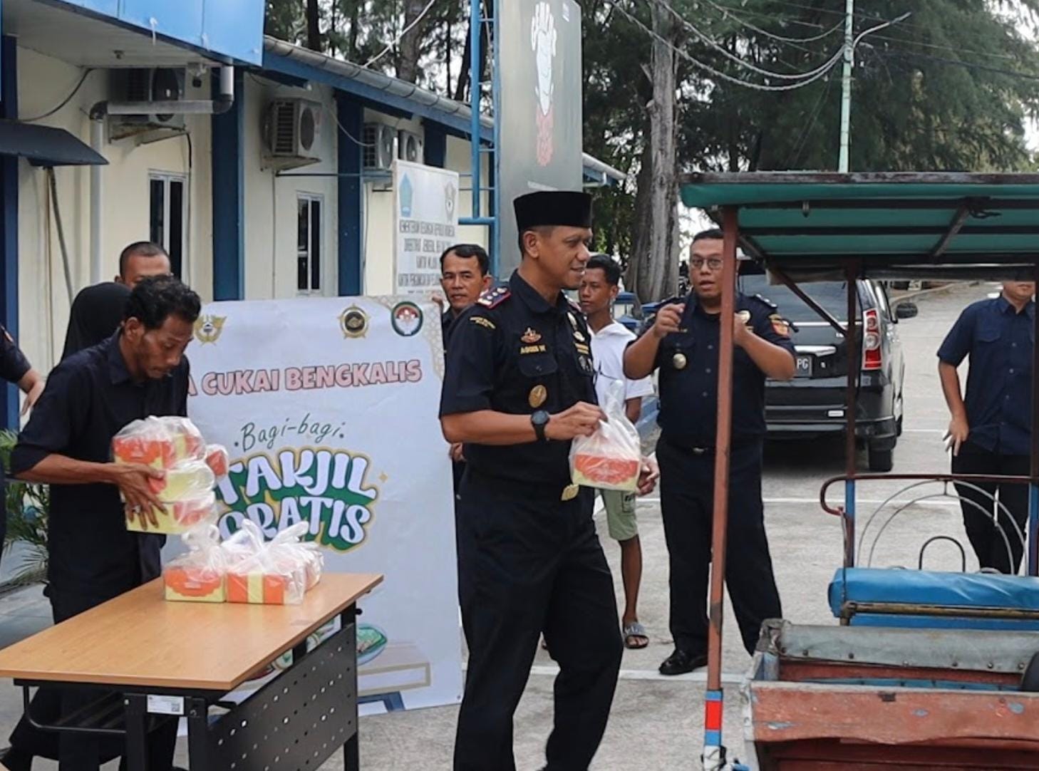 Bea Cukai Bengkalis Berbagi Takjil, Wujud Solidaritas di Bulan Ramadan