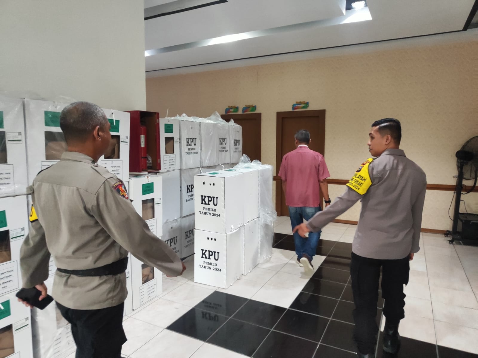 Kapolsek Payung Sekaki Kontrol Gudang PPK Kantor Camat Demi Pemilu 2024 Lancar