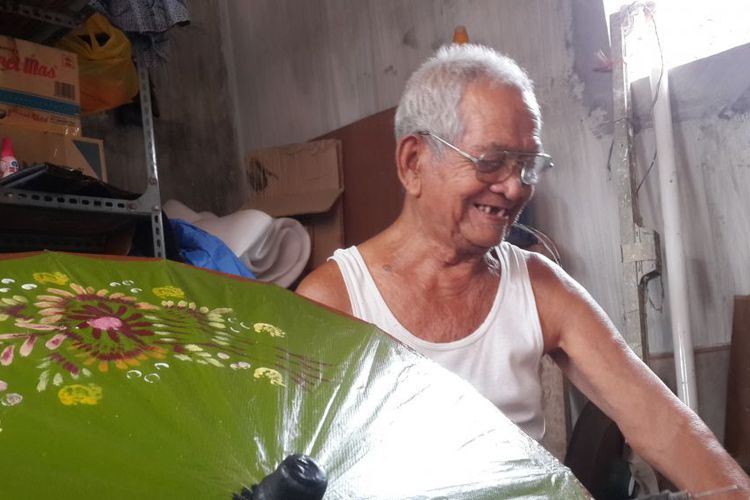 Mbah Mun, Generasi Terakhir Perajin Payung Kertas