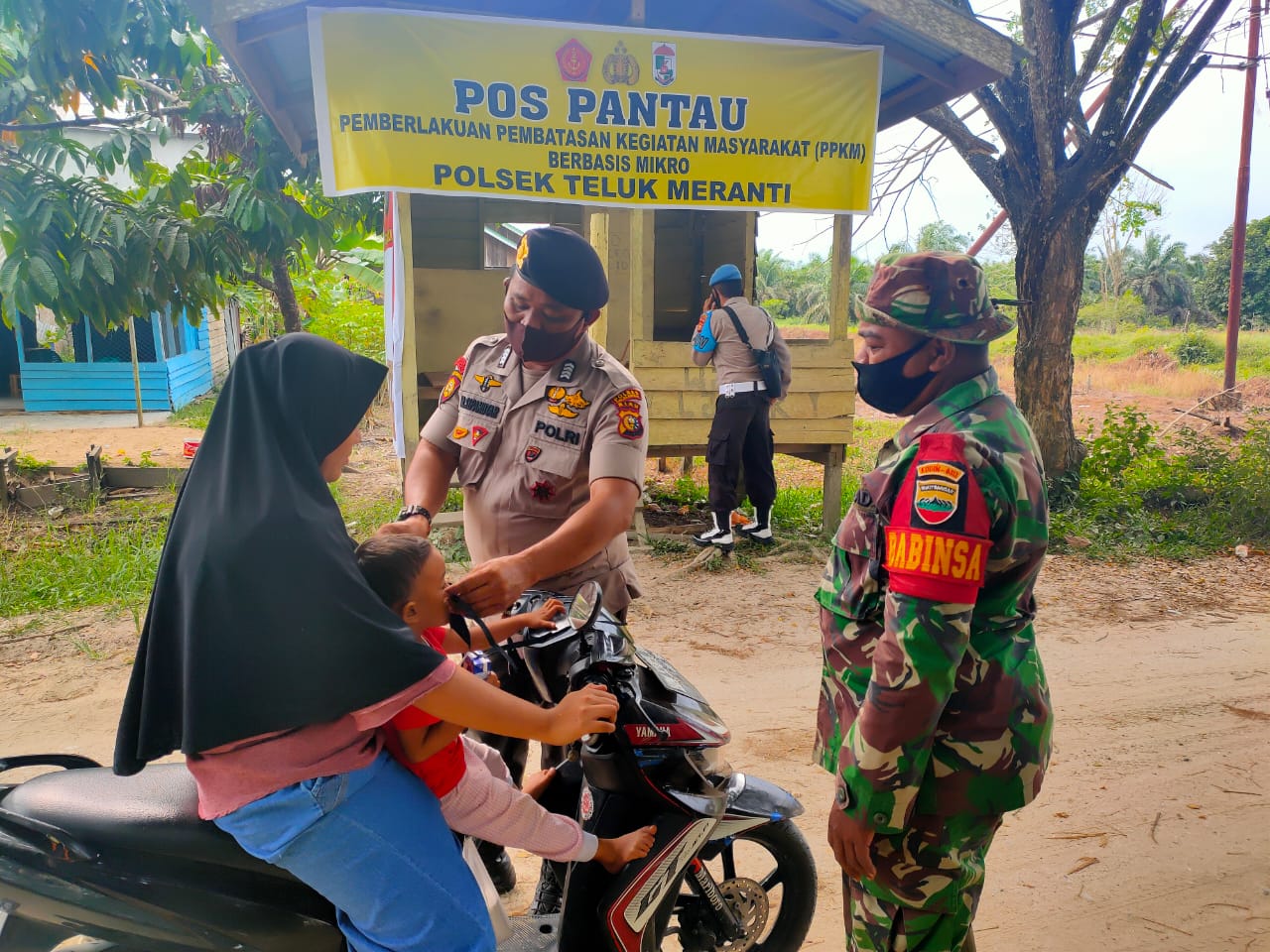 Polisi dan TNI Teluk Meranti Pantau Penertiban Prokes Pos PPKM