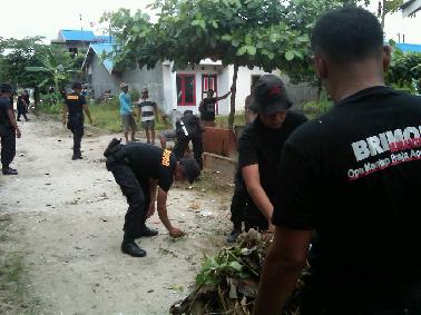 Program Sabtu Bersih, Brimobda Riau Gontong Royong di Perumahan Athaya Satu   