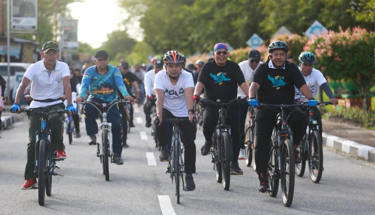 Meriahkan TdSi 2022, Bupati Siak Bersepeda Keliling Kota Siak Dengan Pembalap dan Masyarakat