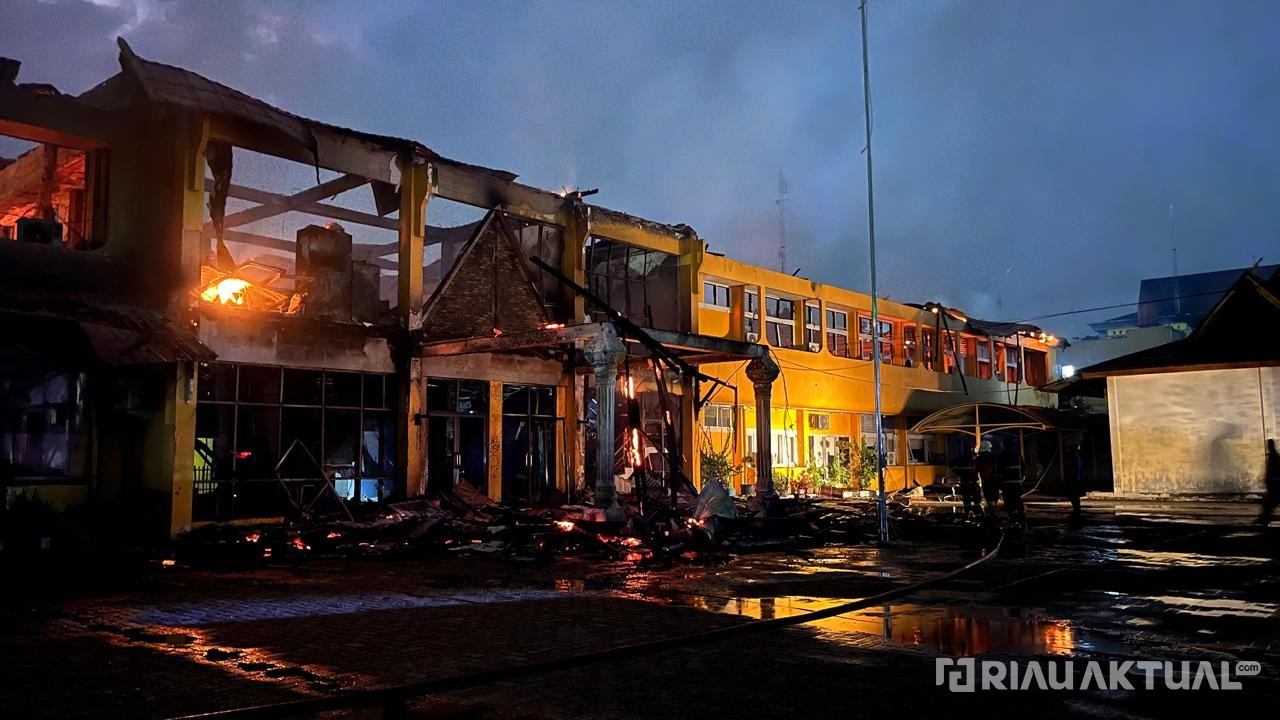 Gedung Disnaker Provinsi Riau Ludes Terbakar Dini Hari, Diduga Bermula dari Ruang Arsip