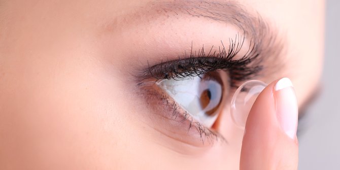 Ini yang Bakal Terjadi pada Mata Ketika Kamu Tidur Tanpa Melepas Lensa Kontak