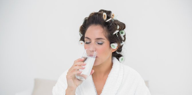 Enam Manfaat yang Bisa Diperoleh dari Minum Air Putih saat Bangun Tidur
