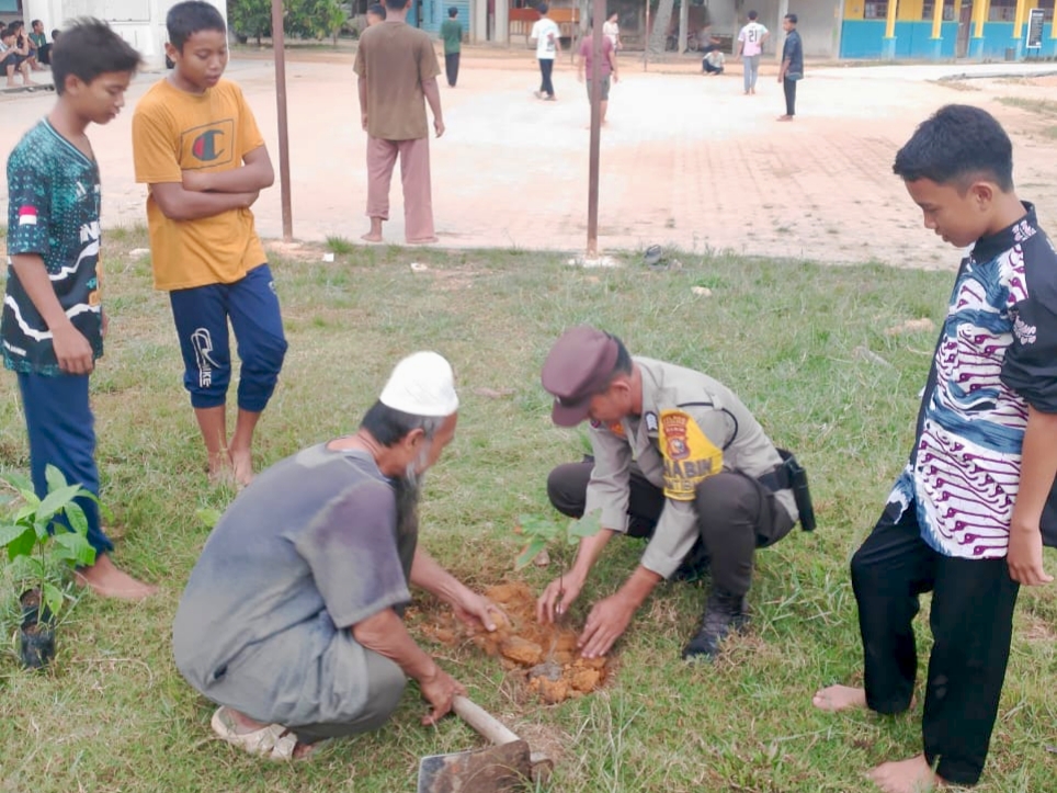 Dukung Program 21.000 Pohon, Polsek Rimba Melintang Tanam Pohon Bersama Santri