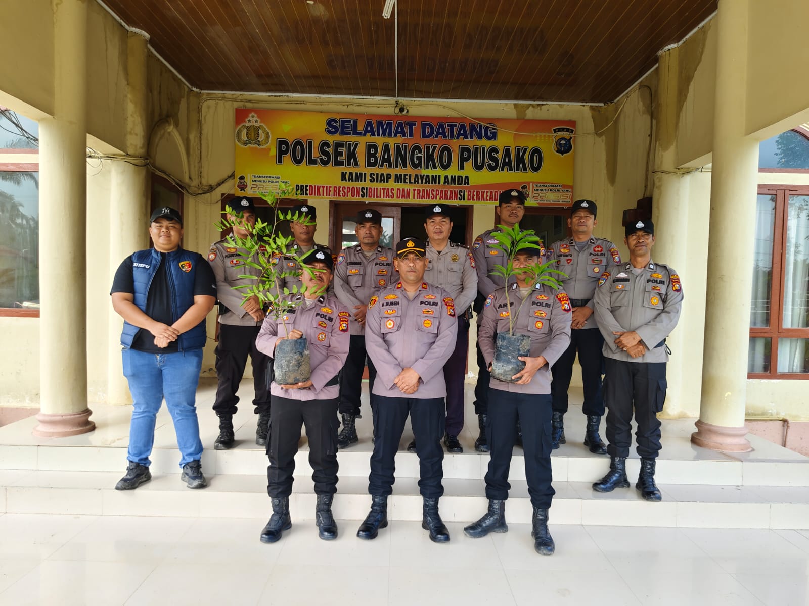 Dukung Program Penghijauan Kapolda Riau, Kapolsek Bangko Beri Bibit Pohon kepada Personel Ulang Tahun