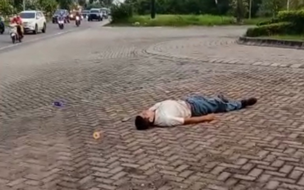 Hormat Bendera Hingga Peragakan Salat, Pria Tergeletak Tepi Jalan Diduga Stres