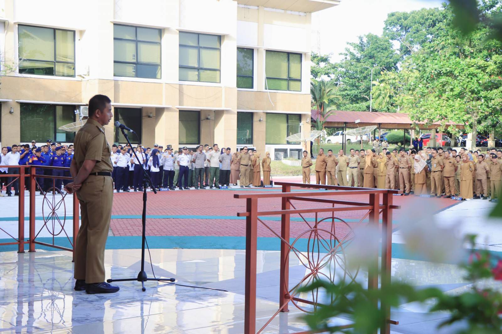 Bupati Kampar Pimpin Apel Gabungan, Tekankan Disiplin ASN dan Lepas Paskibraka ke Tingkat Nasional
