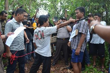 Sadis ! Pelaku Saksikan Korban Meregang Nyawa Setelah Dibantai