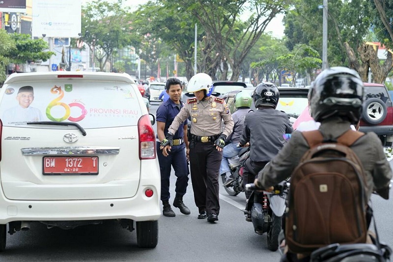 Ketika Kapolresta Pekanbaru Turun ke Jalan Urai Macet