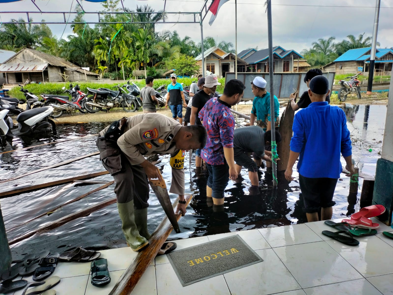 Cooling System, Babinkamtibmas Batang Tuaka Bangun Jembatan dan Bersihkan Parit