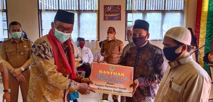 Peduli Penanganan Covid-19, Bupati Suyatno: Seluruh Pondok Pesantren di Rohil Dapat Bantuan Sembako