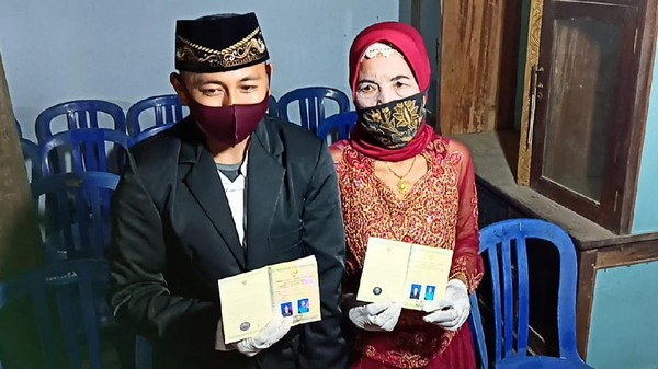 Nikah Dengan Duda 29 Tahun, Nenek Yainem Senang Kini Tak Sendiri Lagi