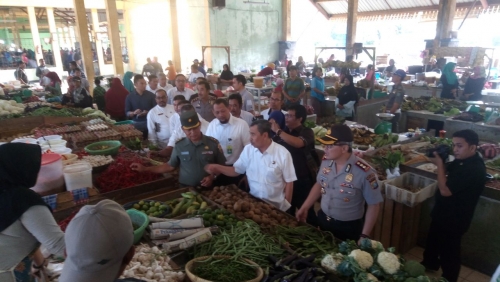 Jelang Natal dan Tahun Baru, Bupati Syamsuar Pantau Pantau Harga dan Stok Sembako