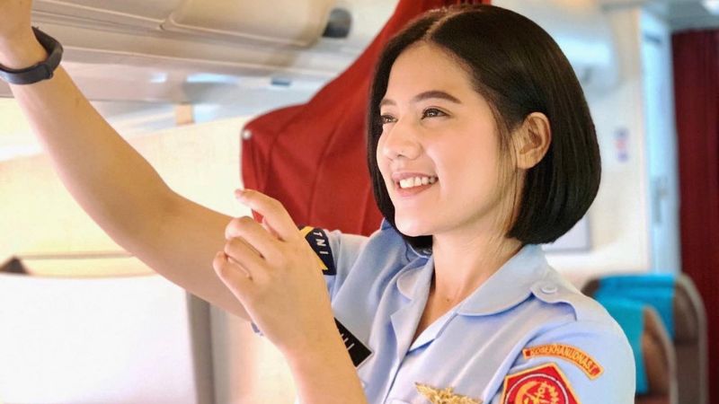 Potret Cantik Serda Nabila, Prajurit TNI Pramugari Pesawat RI 1