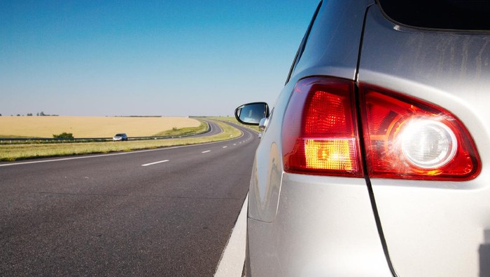 Kenapa Warna Lampu Rem Harus Berwarna Merah dan Lampu Sein Kuning?
