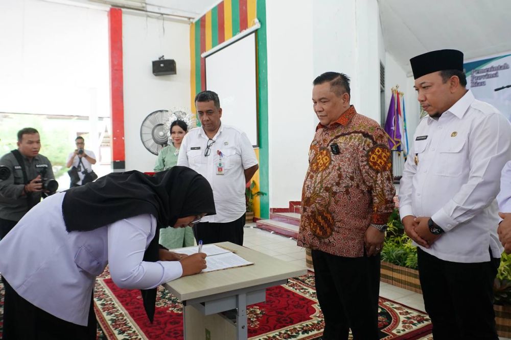 Dapat SK PPPK dari Pj Gubri SF Hariyanto, Guru Honorer Bahagia
