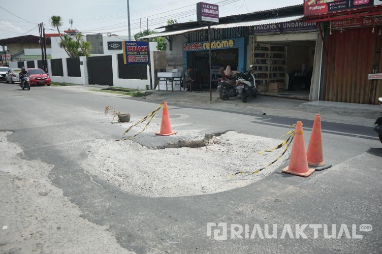 Jalan Ahmad Dahlan Pekanbaru Kembali Amblas Usai Diperbaiki, Bahayakan Pengguna Jalan