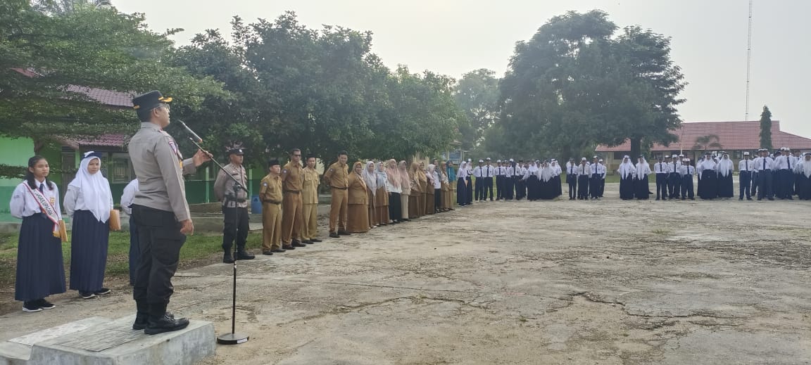 Sambangi SMPN 1 Kemuning, Kompol Teguh Lakukan Pembinaan dan Pemilu Damai