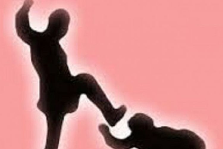 Seorang Ayah Tendang Bocah yang Disangka Sakiti Anaknya