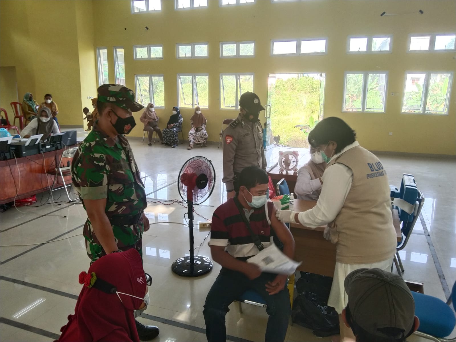 Polsek Ukui Bersama TNI dan Nakes Gencarkan Giat Vaksinasi di Wilayah Hukum