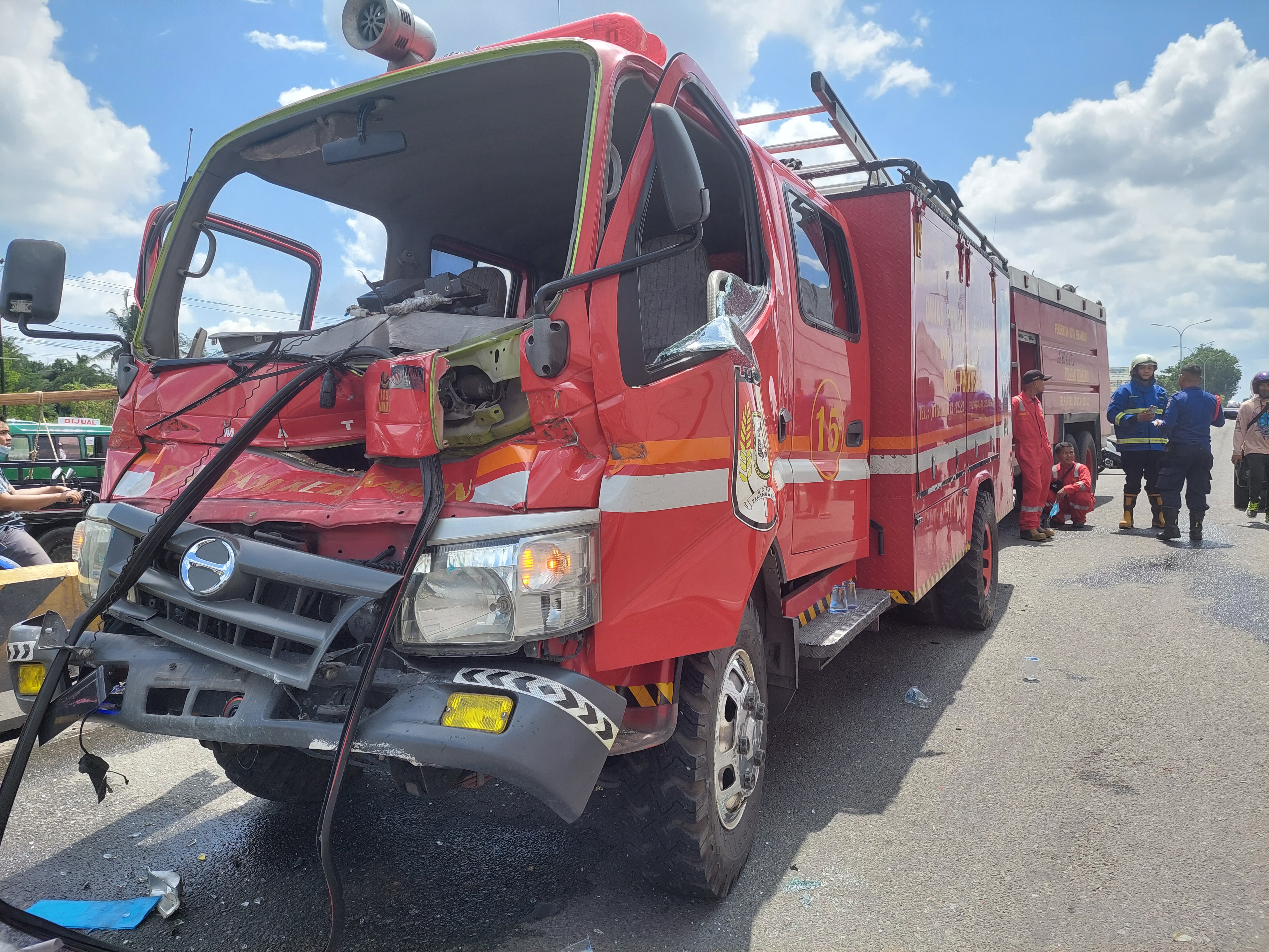 Hendak Berangkat ke Lokasi Kebakaran, Dua Unit Mobil Damkar Alami Kecelakaan