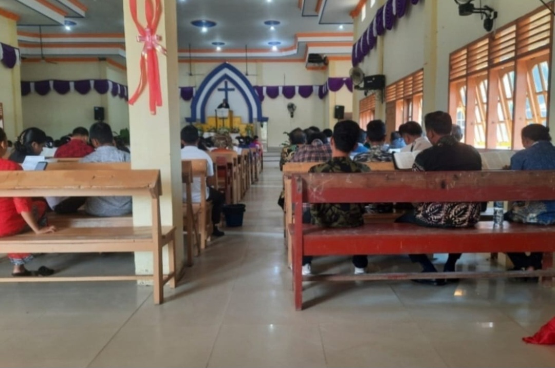 Minggu Kasih di Gereja HKBP Ukui, Polsek Ukui Pererat Kebersamaan Demi Pilkada Damai