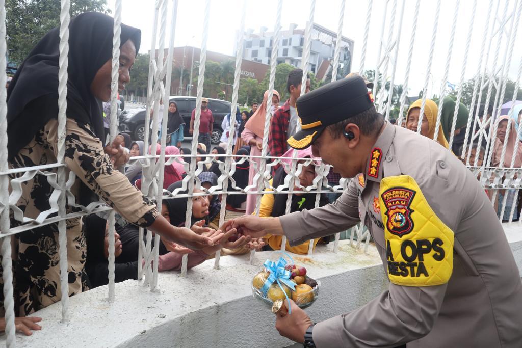 Jaga Kamtibas Pemilu, Kapolresta Pekanbaru Bagikan Buah dan Minuman ke Pengunjuk Rasa
