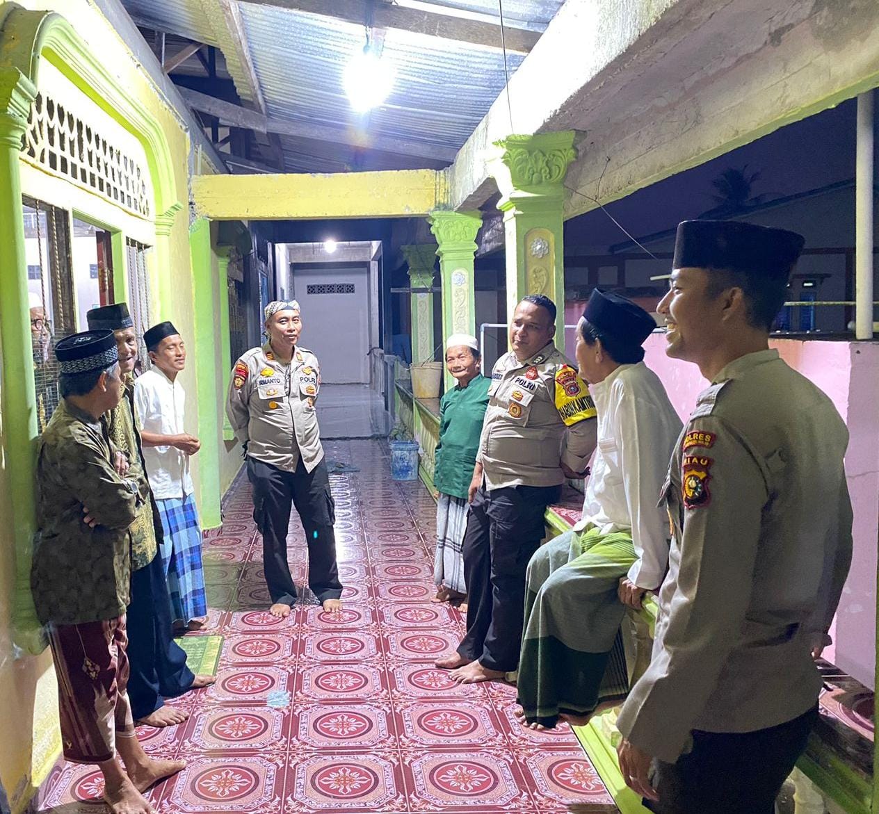 Polsek Kateman Salat Berjamaah Keliling dan Sosialisasi Pemilu Damai