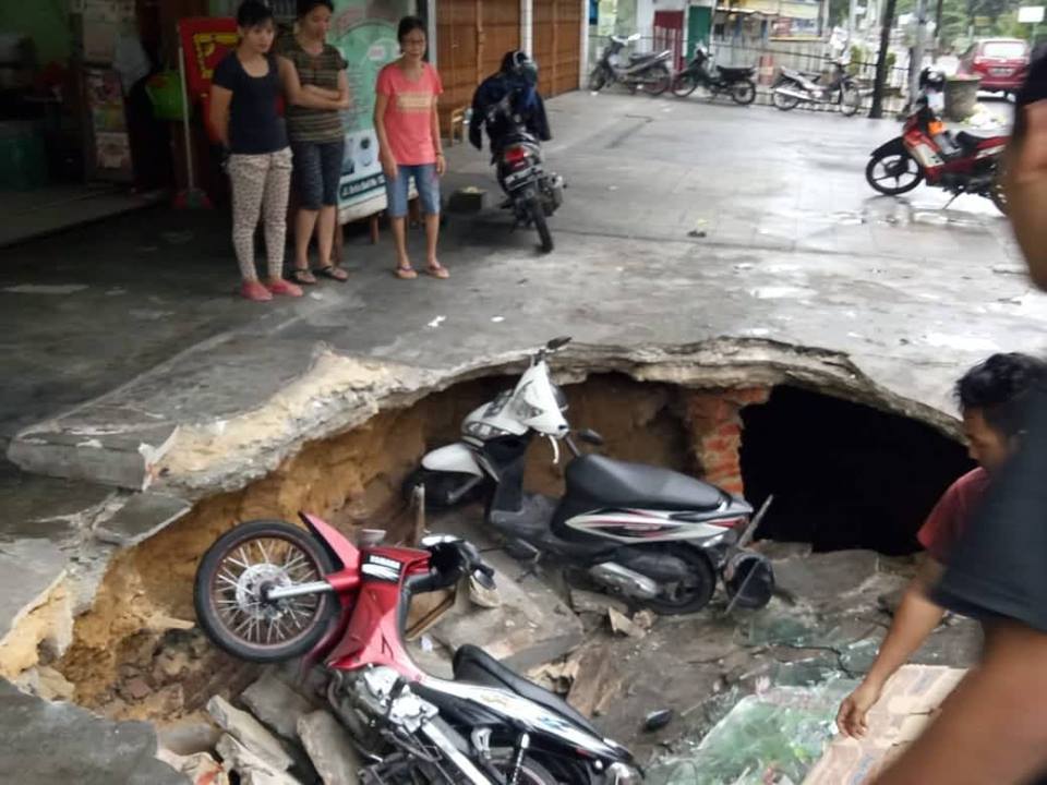 Ngeri, Pekarangan Rumah Makan di Pekanbaru ini Tiba-tiba Amblas Sedalam 3 Meter