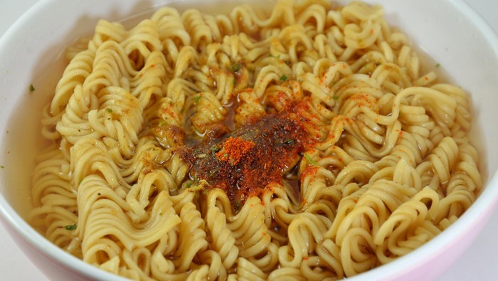 Kamu Sering Makan Mi Instan Mentah? Waspadai 8 Bahaya yang Mengintai