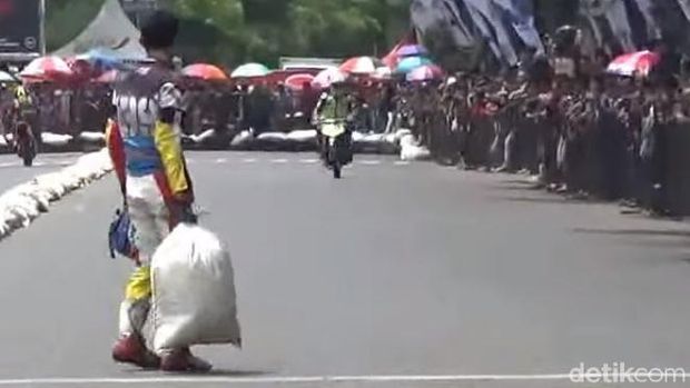 Dua Pembalap Road Race di Bondowoso Berkelahi Jadi Viral, Ini Vidionya