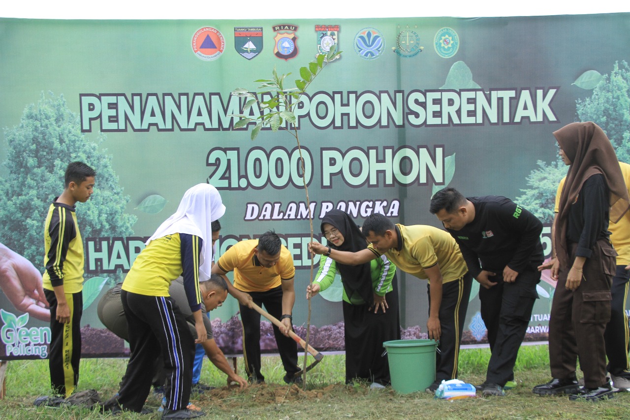 Hari Pohon Sedunia, Polres Inhu Tanam Ribuan Pohon di Bantaran Sungai Indragiri