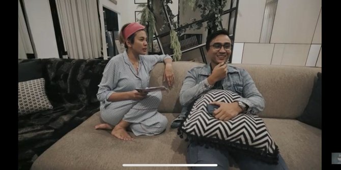 Kesal, Nikita Mirzani Pukul Wajah Lutfi Agizal Pakai Cue Card