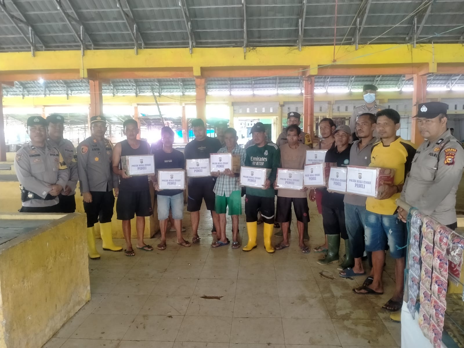 Pesan Pemilu Damai 2024, Polsek Kuala Cenaku Goro dan Salurkan Bansos