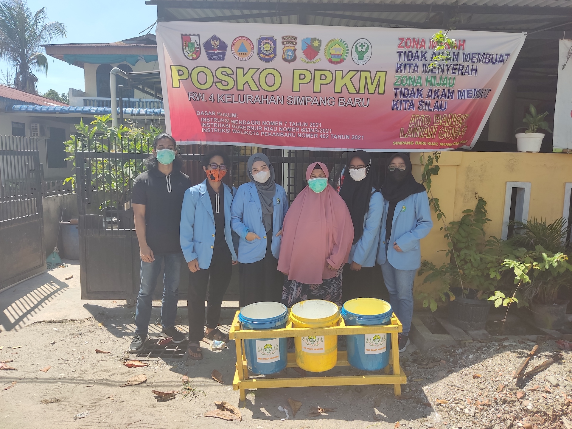 Tim Kukerta UNRI Simpang Baru Serahkan Tempat Pembuangan Sampah Ke Kantor Kelurahan dan Warga