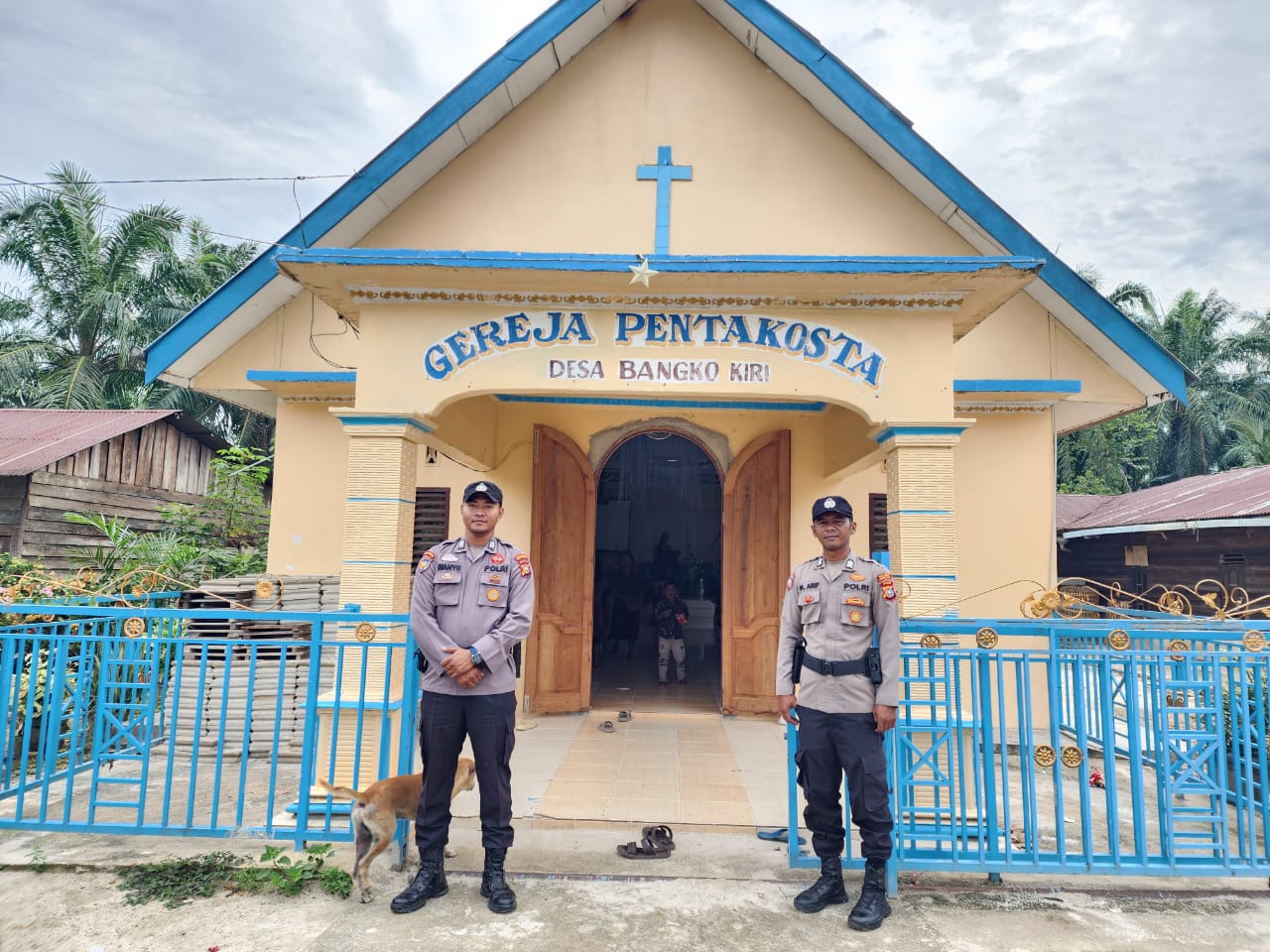 Polsek Bangko Pusako Amankan Ibadah Umat Kristiani, Pastikan Situasi Kondusif