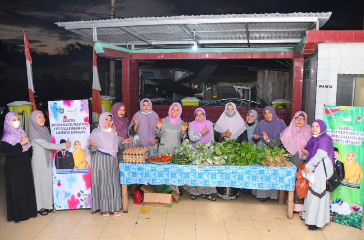 Jumat Shubuh, DWP Unit DLH Bengkalis Sedekahkan Sayur ke Warga 