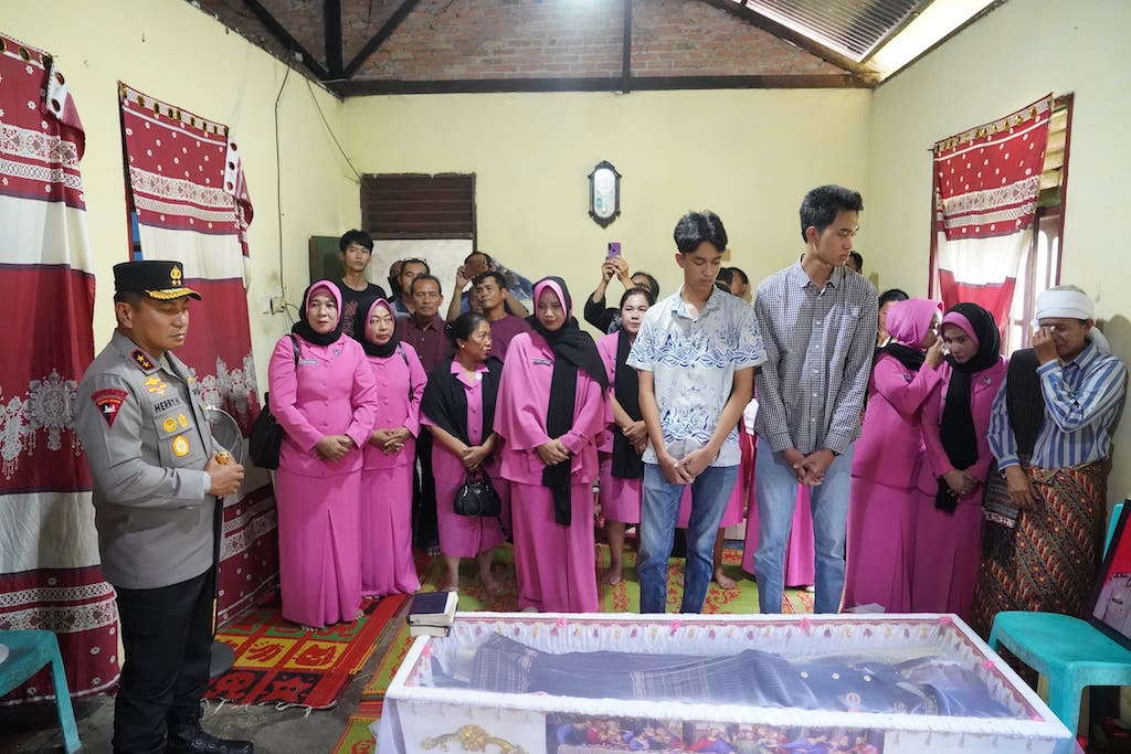 Ipda Donald Gugur Saat Tugas Penanganan Karhutla, Kapolda Riau Pimpin Penghormatan Terakhir