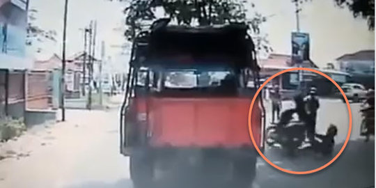 Jatuh Saat Berusaha Hindari Razia, Pria Ini Kabur Tinggalkan Pacarnya