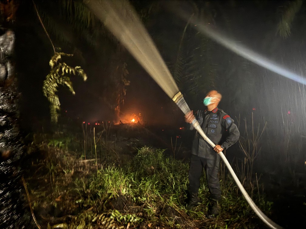 Dansat Brimob Riau Pimpin Pemadaman Karhutla hingga Larut Malam di Rohil