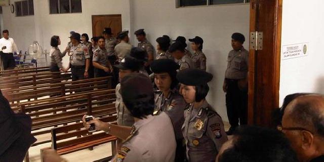 Puluhan Brimob Menjaga Ketat Sidang Suap PON Riau