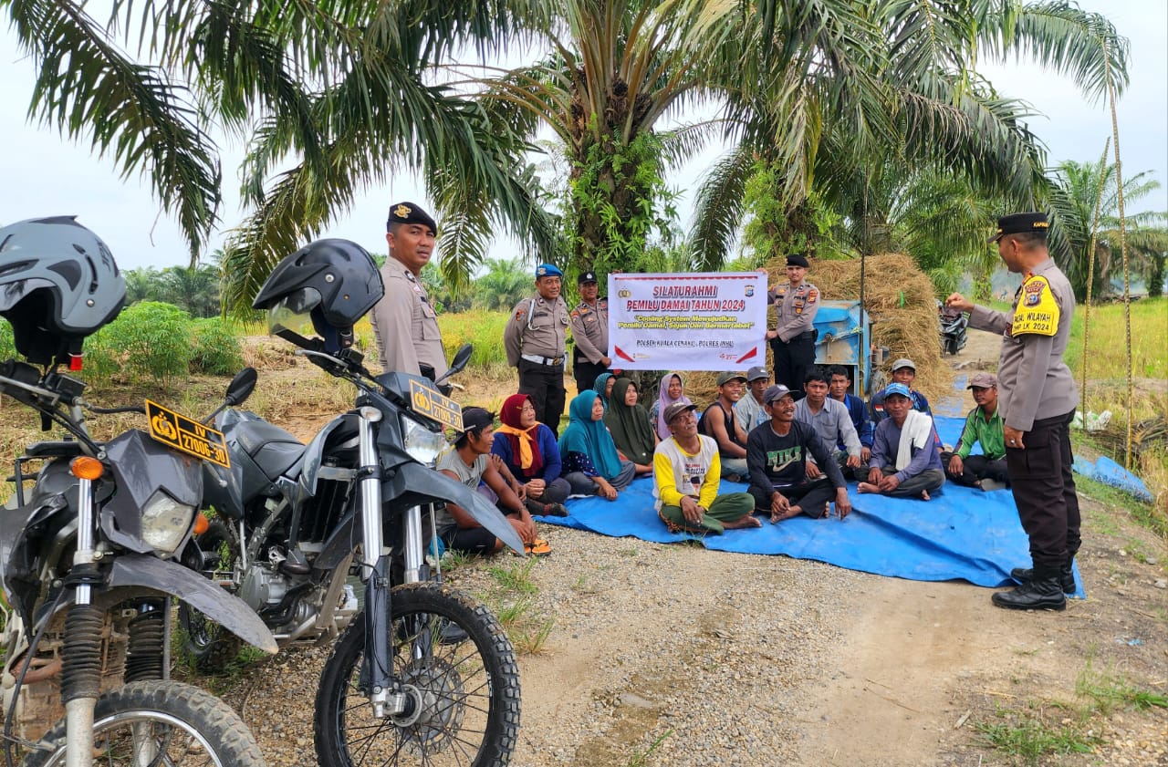 Kapolsek Kuala Cenaku Jadikan Lahan Sawah Jadi Tempat Sosialisasi Pilkada