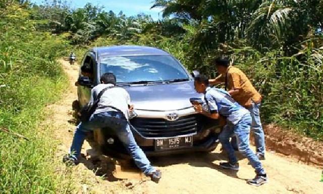 9 kilometer Jalan di Kecamatan Kepenuhan Rohul Rusak, Warga Minta Perbaikan